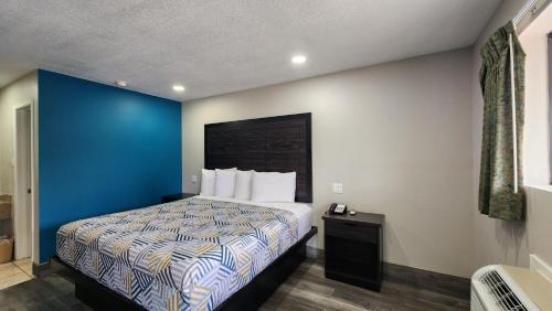 Ένα ή περισσότερα κρεβάτια σε δωμάτιο στο Scottish Inn & Suites