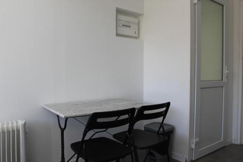a table and two chairs in a room at Etablissements Coulon - Talence (Chemin d'Ars) in Talence