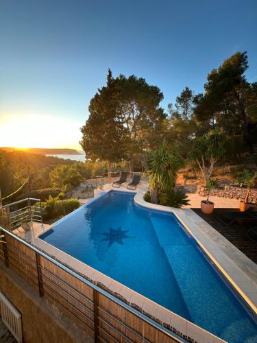 een zwembad bovenop een huis bij Villa Cala Xuclar in Portinatx