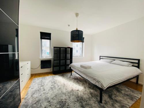 ロンドンにあるRiverside 2 Bed Apartment with Free Parkingのベッドルーム(ベッド1台、鏡付)