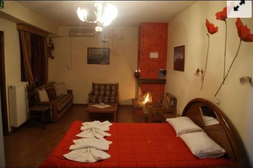 Habitación con cama con manta roja en 4 MOUNTAIN HILLS, en Méga Khoríon