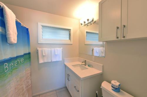 uma casa de banho com um lavatório e um WC em Waimanalo Beach Cottages em Waimanalo
