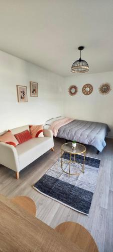 une chambre avec un lit et une table dans l'établissement Studio belle terrasse 2min des plages, à Cannes