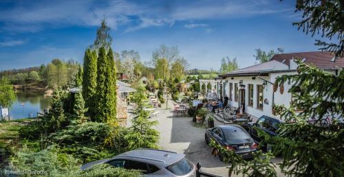 a group of cars parked in front of a building at Forteca, pokoje gościnne nad stawem in Dzierżoniów