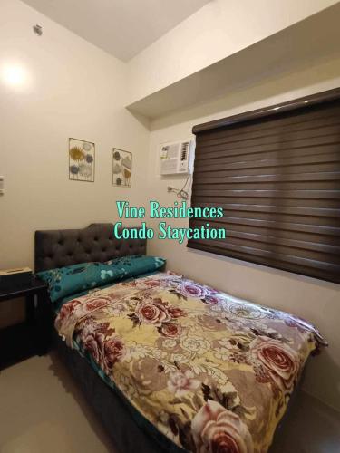 Ένα ή περισσότερα κρεβάτια σε δωμάτιο στο Vine Residences Condo Staycation in Novaliches Quezon City