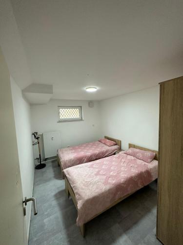 Charmante 2 Zimmer Souterrain tesisinde bir odada yatak veya yataklar