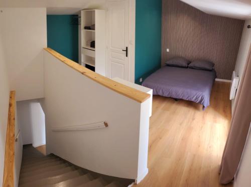 Cette petite chambre comprend un lit et un escalier. dans l'établissement Maison Cosy Rénovée - Puy du Fou, à Saint-Laurent-sur-Sèvre