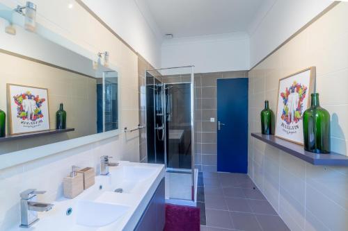 łazienka z 2 umywalkami i dużym lustrem w obiekcie La maison Grand Cru w mieście Arveyres