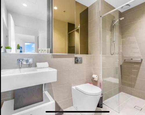 メルボルンにあるWSP LUX 1B1B apartment in CBDのトイレ、洗面台、シャワー付きのバスルーム