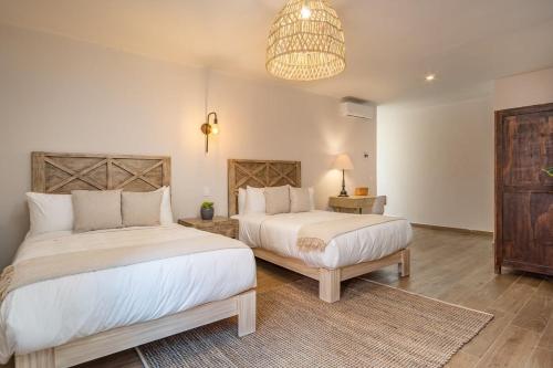 Cama ou camas em um quarto em Casa Pandurata, Double Queen Suite in Centro San Miguel