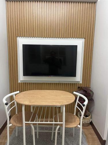 Μια τηλεόραση ή/και κέντρο ψυχαγωγίας στο Verdon Parc Davao City with Balcony by darpm