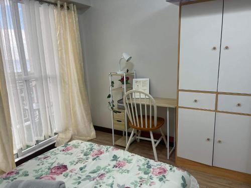 Ένα ή περισσότερα κρεβάτια σε δωμάτιο στο Verdon Parc Davao City with Balcony by darpm