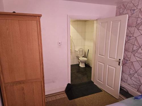 baño con aseo blanco en una habitación en Available rooms at Buckingham road en Doncaster
