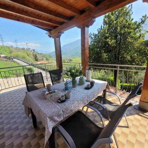 Un balcón o terraza de Villa Dall'Angelo Suite Mountain Lake Endine Hospitality
