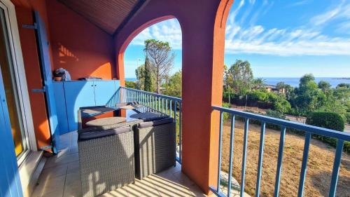 un balcón de una casa con parrilla en Savannah, en Théoule-sur-Mer