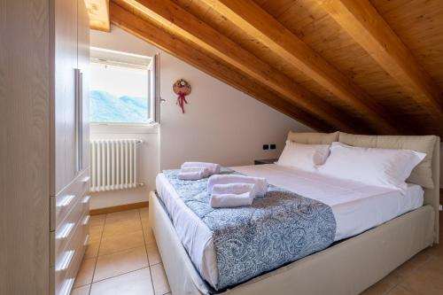 a bedroom with a bed with two towels on it at Apartment Alice - Tremezzina in Lenno