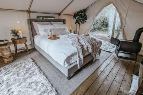 1 camera con letto in tenda di The Eagle's Nest a Delta