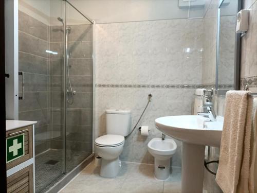 La salle de bains est pourvue d'une douche, de toilettes et d'un lavabo. dans l'établissement AL Bela Vida, à Tavira