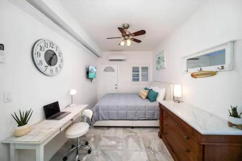 een slaapkamer met een bed en een bureau met een laptop bij Komffy Waterside Escape w/Queen Bed & Free Parking in Hollywood