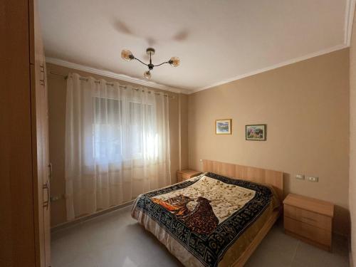 una camera da letto con un letto e una finestra di Keta Apartment a Golem