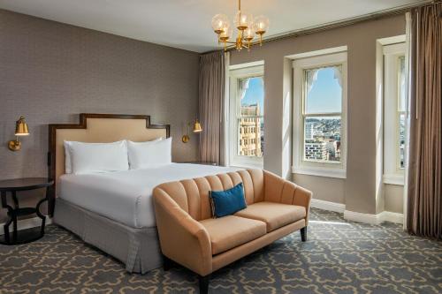 サンフランシスコにあるホテル アダージョ ア マリオット オートグラフ コレクションのベッドルーム1室(ベッド1台、椅子、窓付)