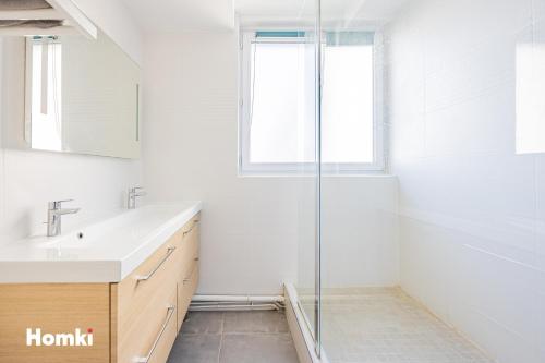 a bathroom with a shower and a sink at Beau T3-résidence calme-proche Paris/La Défense in Suresnes