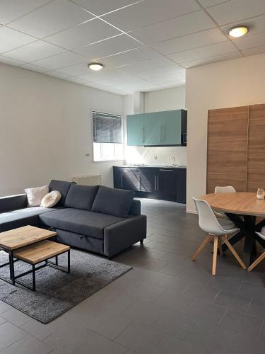 een woonkamer met een bank en een tafel bij Stadsappartement Valkhof in Nijmegen