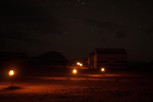 Blick auf ein Gebäude und Straßenbeleuchtung in der Unterkunft sunset camp&jeep tour in Wadi Rum