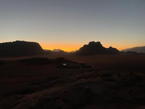 einen Sonnenuntergang mitten in der Wüste in der Unterkunft sunset camp&jeep tour in Wadi Rum