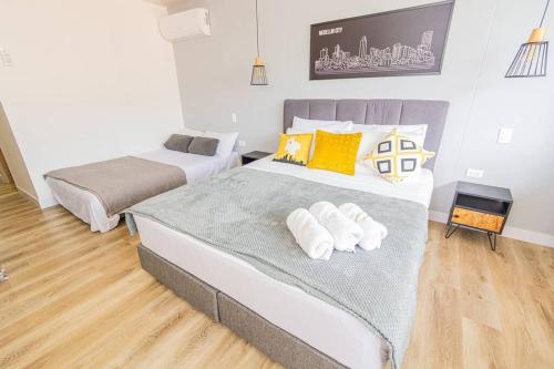 een slaapkamer met twee bedden in een kamer bij Bright Studio Topfloor A/C, Poblado Coworking1412 in Medellín