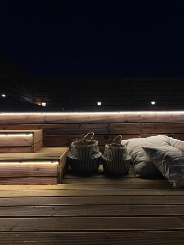 dos cestas sentadas en un banco de madera por la noche en Casa de Manu, en Rodas