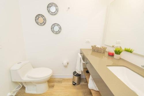 een badkamer met een toilet en een wastafel bij Poblado, Modern studio, coworking, A/C, Gym 1411 in Medellín
