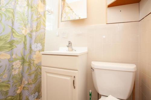 ein Bad mit einem WC und einem Waschbecken in der Unterkunft Venice Villas * Villa Laguna #27 in Venice