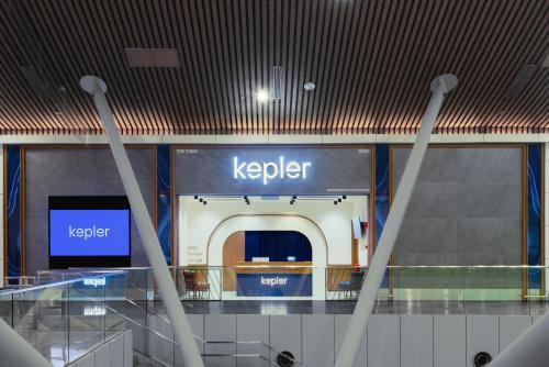 eine Lobby mit einem Schild an der Wand in der Unterkunft Kepler Club Kuala Lumpur Airport - KLIA Transit Hotel Airside in Sepang