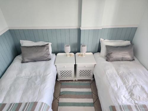 dos camas sentadas una al lado de la otra en una habitación en Bay Breeze, en Reebok