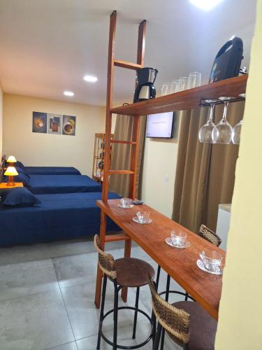 a room with a table and a bunk bed at Suítes Recanto Petrópolis in Petrópolis