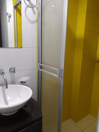 Phòng tắm tại Habitación en apartamento familiar