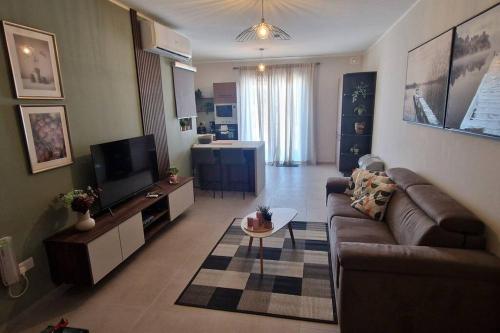 Uma área de estar em Centrally located, well equipped, stylish flat.
