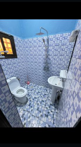 een badkamer met een toilet en een wastafel bij Sanyiri meublée in Ouagadougou