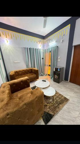 - un salon avec deux canapés et une table dans l'établissement Sanyiri meublée, à Ouagadougou