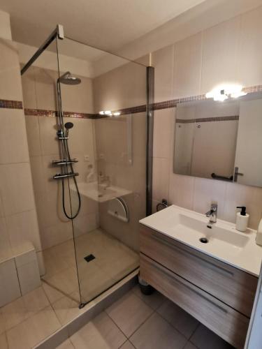 une salle de bain avec douche et lavabo dans l'établissement Lido, private apartment seaside, parking, swimming pool, à Cagnes-sur-Mer