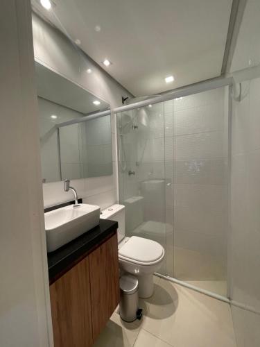 a bathroom with a toilet and a sink and a shower at Flat novo e equipado - Brasília/Sudoeste in Brasília