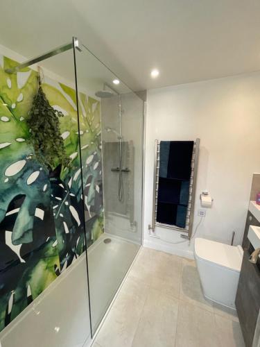 bagno con doccia e servizi igienici. di North Laine Sunny Cottage a Brighton & Hove