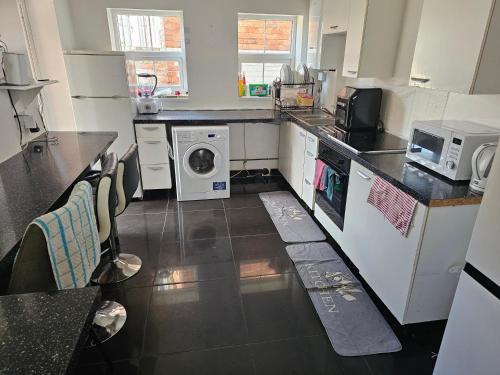 una cucina con lavatrice e asciugatrice di Available rooms at Buckingham road a Doncaster