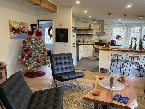 una sala de estar con un árbol de Navidad en la cocina en The Barn at Griffith Road, en Logan