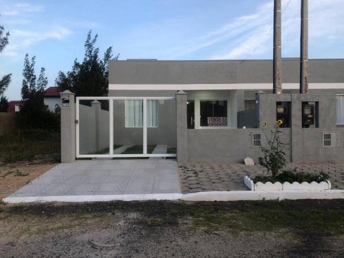 une maison avec une grande porte d'entrée dans l'établissement Casa em Atlântida Sul, com 2 quartos e 2 banheiros, com ar condicionado., à Xangri-lá
