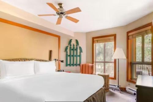 Ένα ή περισσότερα κρεβάτια σε δωμάτιο στο The Refuge Whistler - 1Bed Suite with Full Kitchen, Inside Hilton Grand Vacations, 2 Mins Walk from Blackcomb Gondola