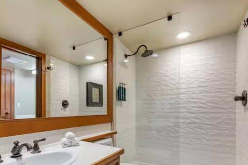 Ένα μπάνιο στο The Refuge Whistler - 1Bed Suite with Full Kitchen, Inside Hilton Grand Vacations, 2 Mins Walk from Blackcomb Gondola