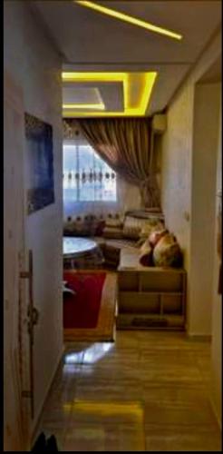 - un salon avec un canapé et une table dans l'établissement Agence aziz, à Agadir