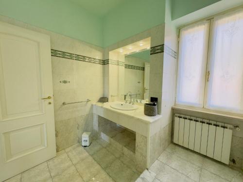 a bathroom with a sink and a large mirror at CASA PEPE - Fondi Vertice Rooms in Fondi